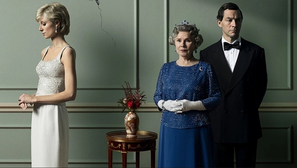 2022 Koruna Charles (Dominic West), Alžběta II. (Imelda Staunton) a Diana (Elizabeth Debicki) v seriálu.