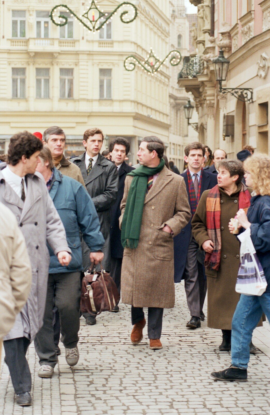 PRAHA, 21. prosince 1992 Takto se Charles se svým týmem procházel předvánočním centrem města...