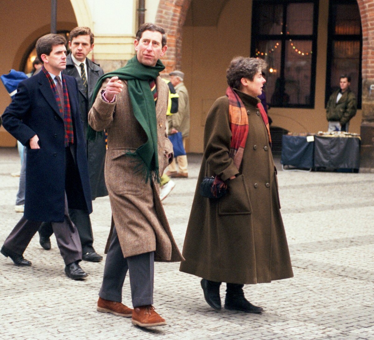 PRAHA, 21. prosince 1992 Takto se Charles se svým týmem procházel předvánočním centrem města...