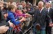Král Karel III. se s radostí a úsměvem vítal s lidmi ve skotském městečku Dunfermline a v Edinburghu. 