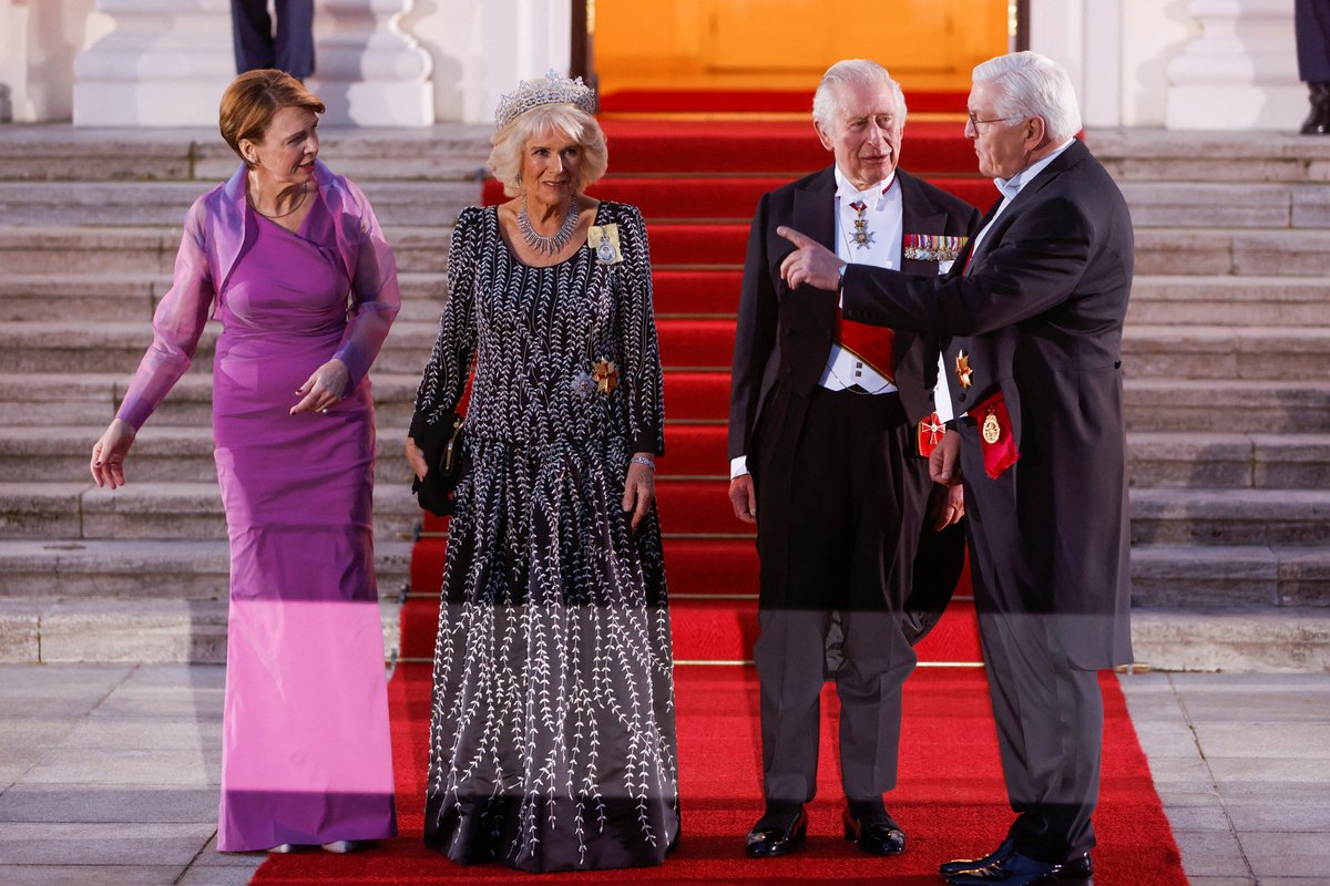 Britský král Karel III. (74) s manželkou Camillou (75) zahájili třídenní návštěvu Německa.