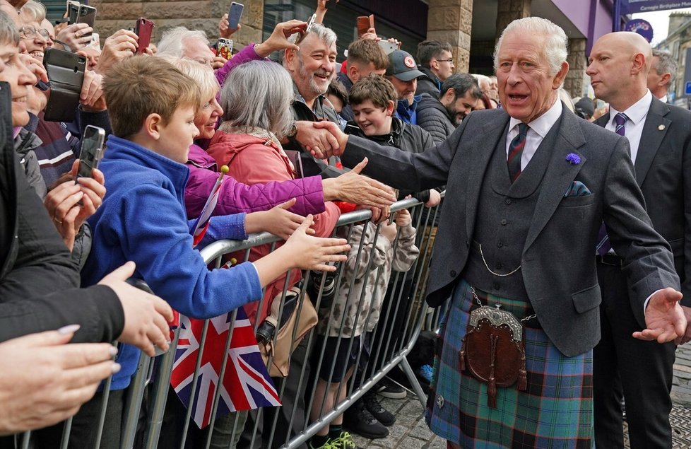 Král Karel III. se s radostí a úsměvem vítal s lidmi ve skotském městečku Dunfermline a v Edinburghu.