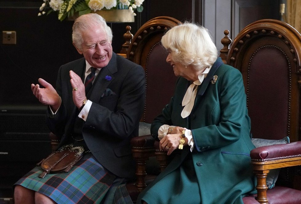 Král Karel III. se s radostí a úsměvem vítal s lidmi ve skotském městečku Dunfermline a v Edinburghu.