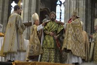 Karel IV. se vrátil na korunovaci do svatého Víta. „Kousnul“ se mu ale plášť