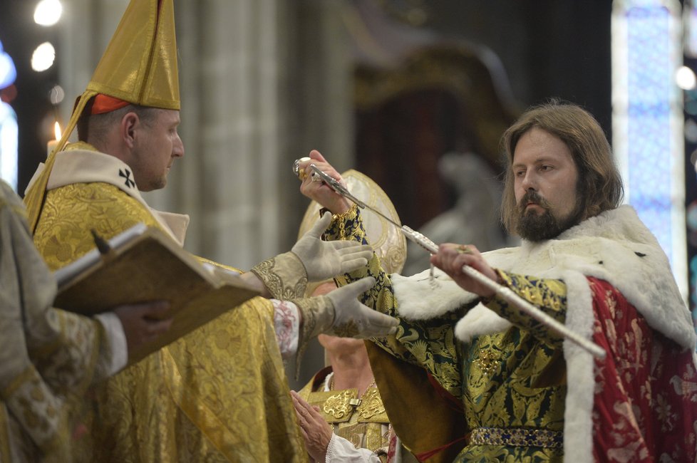 V katedrále sv. Víta proběhla rekonstrukce korunovace Karla IV.