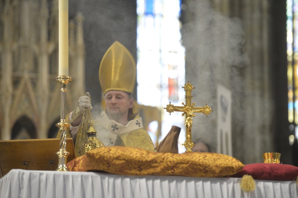 V katedrále sv. Víta proběhla rekonstrukce korunovace Karla IV.