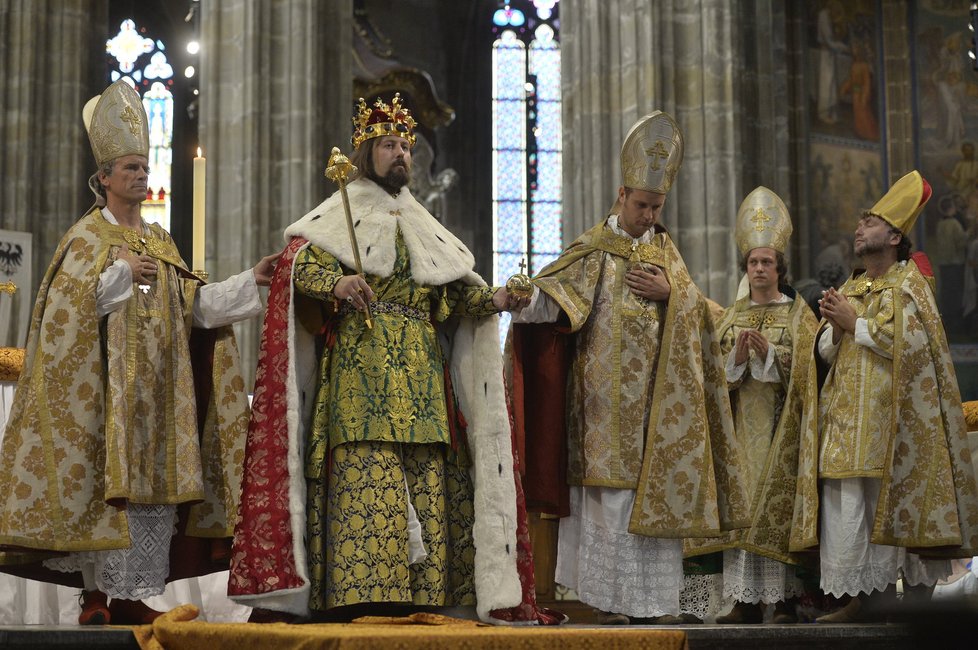 V katedrále sv. Víta proběhla rekonstrukce korunovace Karla IV.