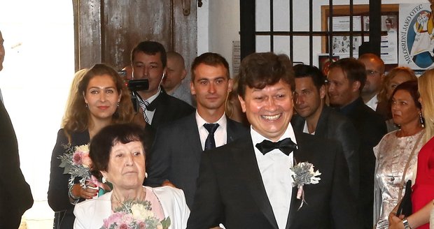 Ženicha Karla Janáka odvedla k oltáři maminka.