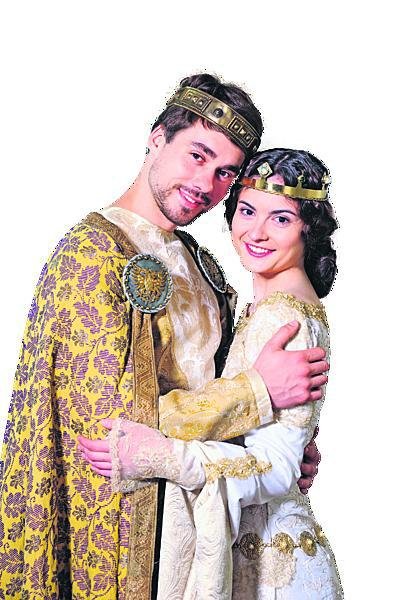 Ve filmu Korunní princ si staršího z princů zahrál Patrik Děrgel a princeznu Eva Josefíková. Natáčelo se na hradě Švihov.