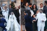 Svatba Karla Janečka s kněžkou Lilií: Po obřadu velkolepý mejdan! Bílé holubice, střepy a sníh