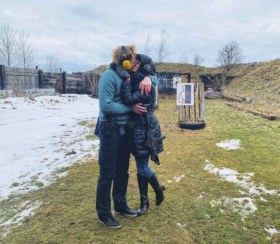 Karel Janeček vzal romanticky Lilii na střelnici...