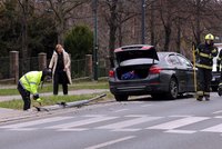 Miliardář Karel Janeček rozstřelil BMW o sloup: Policisté vyšetřují, proč vyletěl mimo silnici