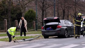 Miliardář Karel Janeček rozstřelil BMW o sloup: Policisté vyšetřují, proč vyletěl mimo silnici