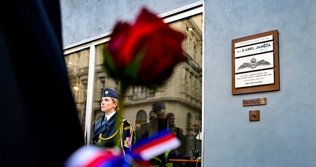 Odhalení pamětní desky pilota RAF plukovníka in memoriam Karla Janšty, 8. prosince 2022, Praha.
