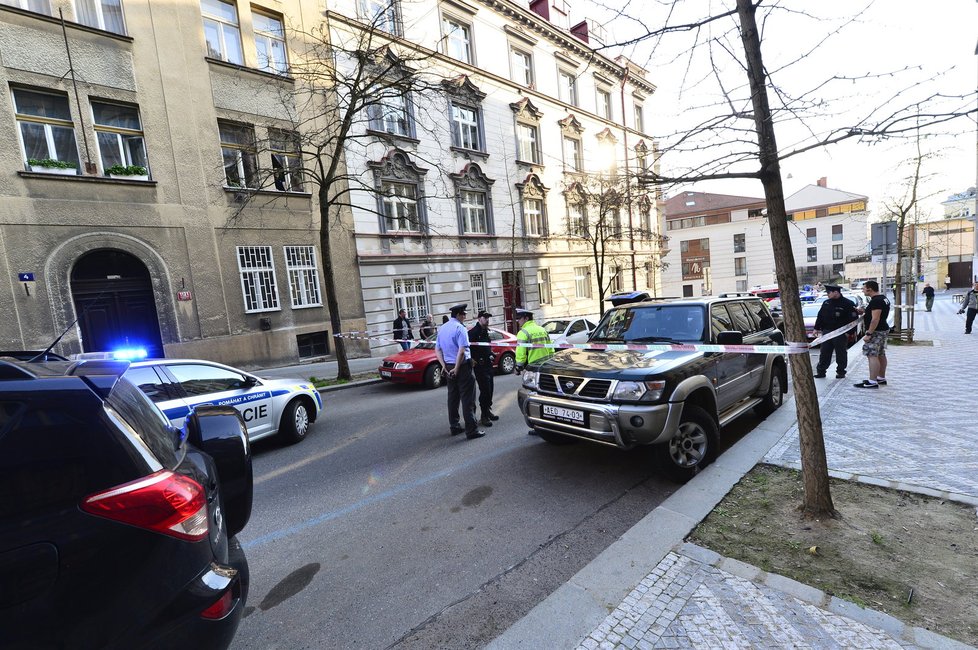 Policisté na místě, kde muže zadrželi.