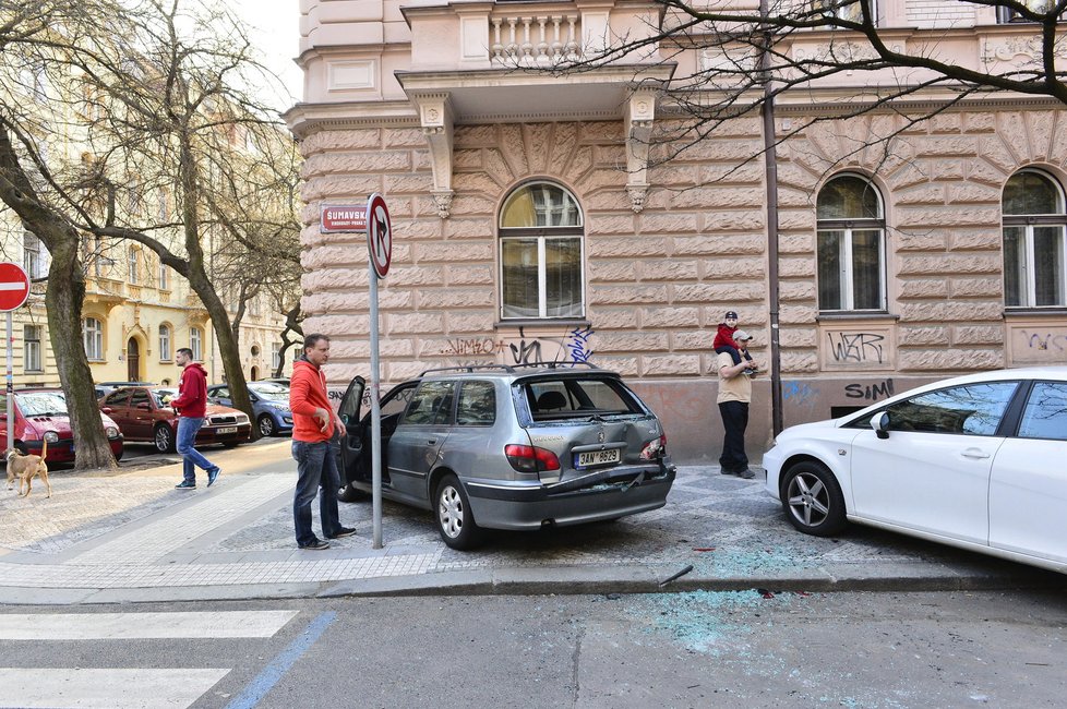 Tyto vozy opilec poničil.