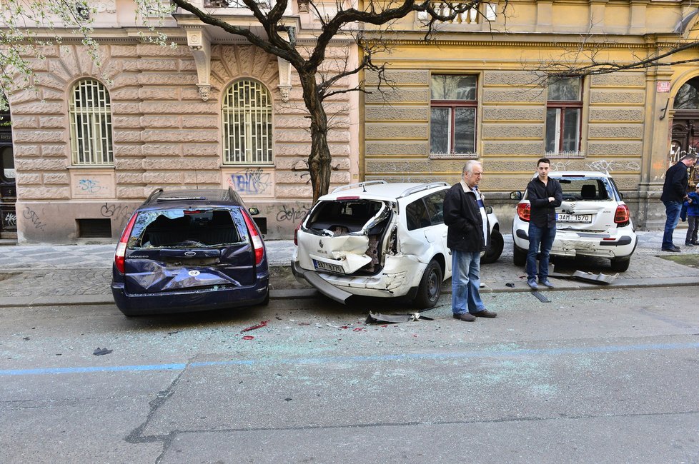 Tyto vozy opilec poničil.