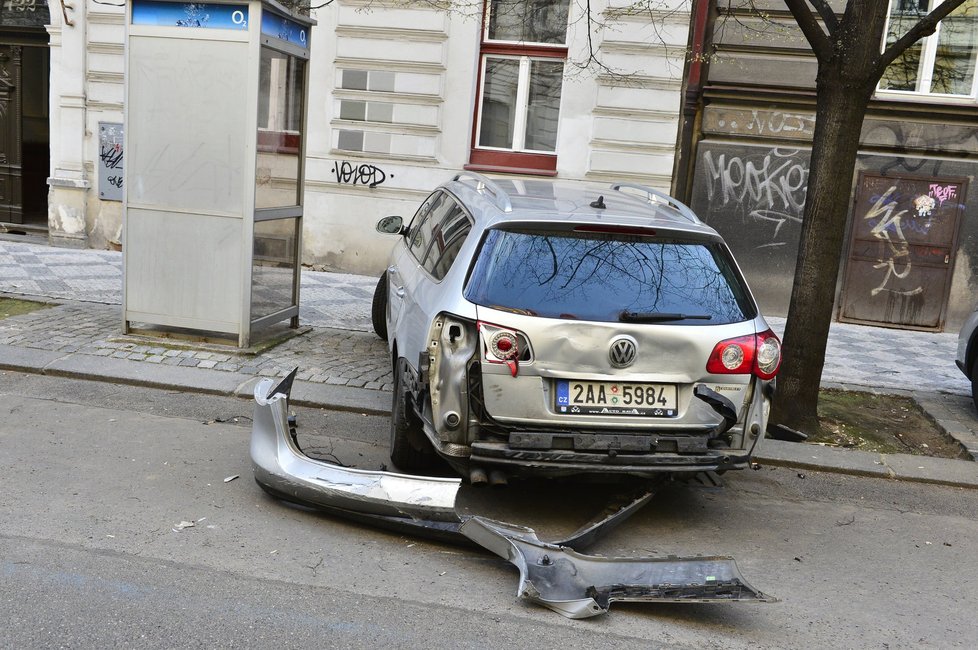 Tyto vozy opilec poničil.