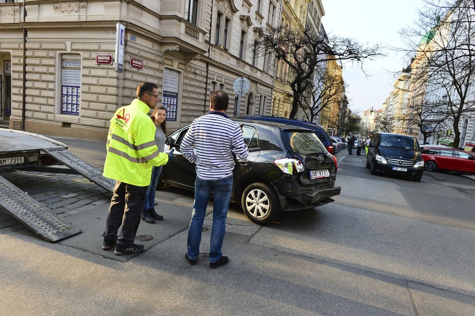 Tyto vozy opilec poničil.