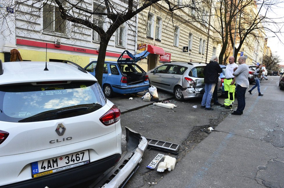 Tyto vozy opilec poničil.