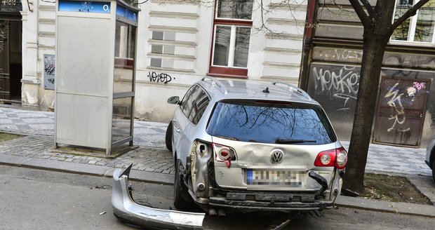 Tak vypadají auta po řádění policisty.