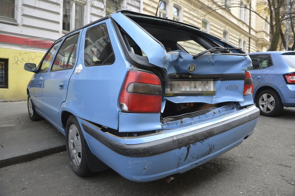 Tak vypadají auta po řádění policisty.