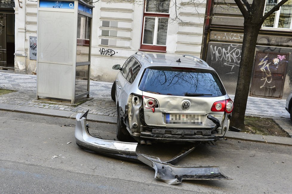 Tak vypadají auta po řádění policisty.