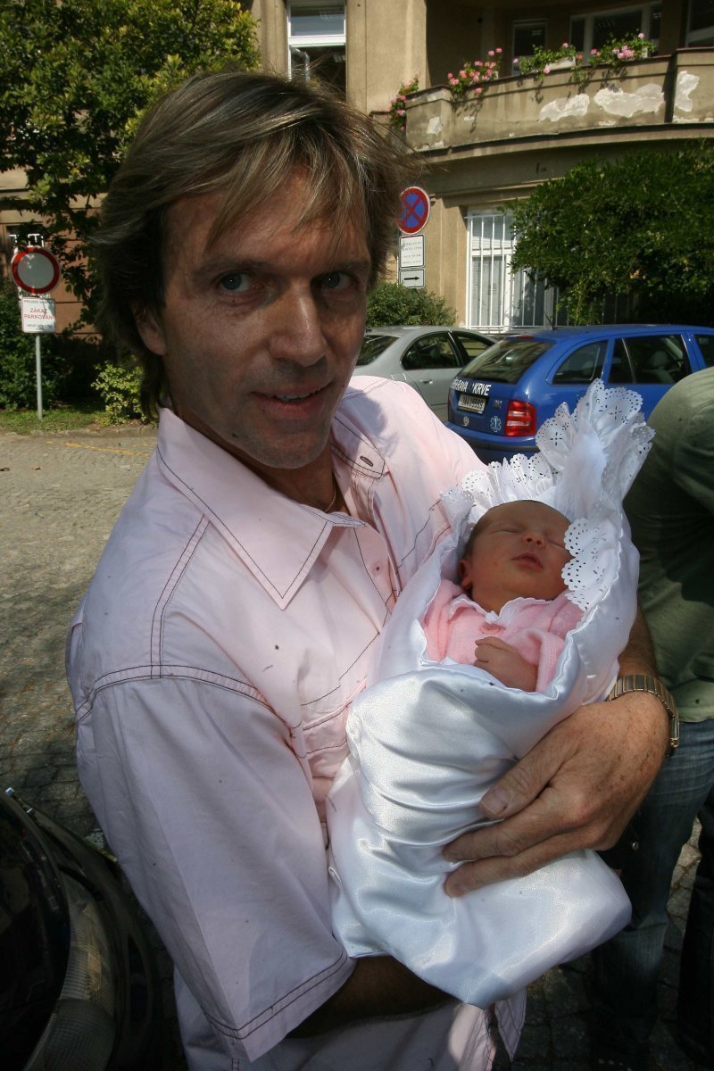 Pyšný tatínek Karel Kameník s dcerou Majou