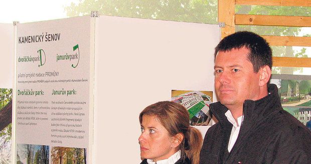 Horáček, Kocáb, Topolánek: Lukrativní rozvody Česka Komárek na jedné z posledních fotografifi í se svou manželkou Lenkou, když spolu ještě žili