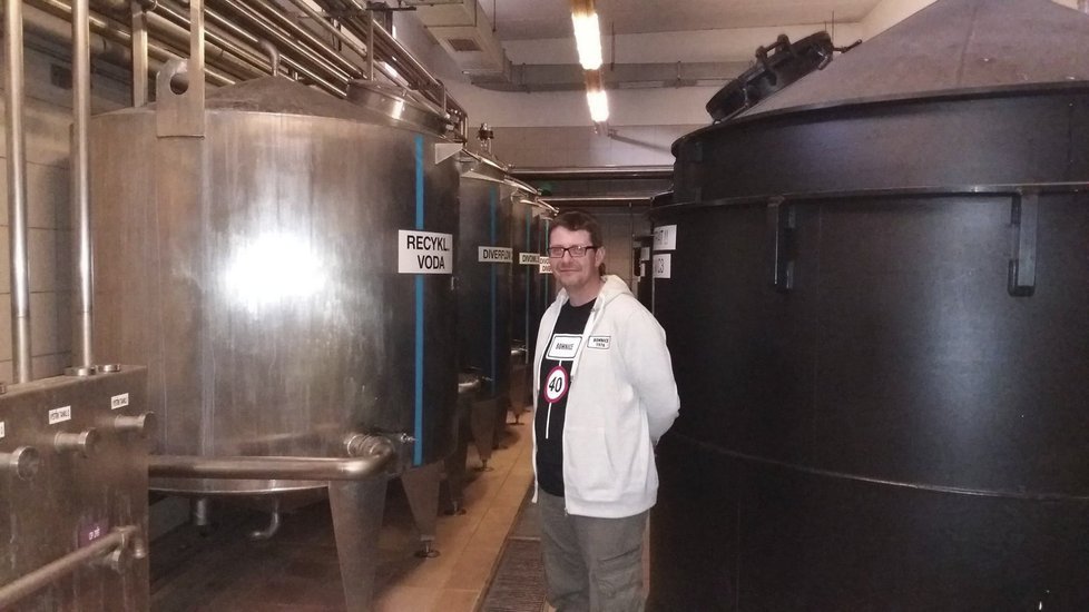 Jednou z lásek Karla Kopečka je pivo. Na snímku v útrobách pivovaru Regent v Třeboni.