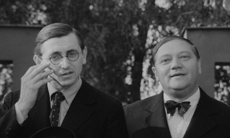 Ve filmu zazářil také Jiří Menzel (vlevo), kterému se při natáčení v prostorách pardubického krematoria udělalo fyzicky zle.