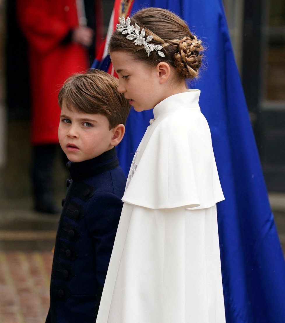 Podobnou čelenku jako princezna Kate vynesla také její dcera, princezna Charllote.