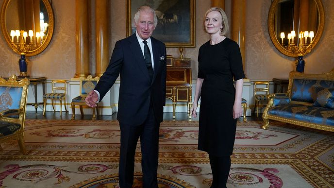 Noví vůdci Spojeného království - král Karel III. a premiérka Liz Trussová