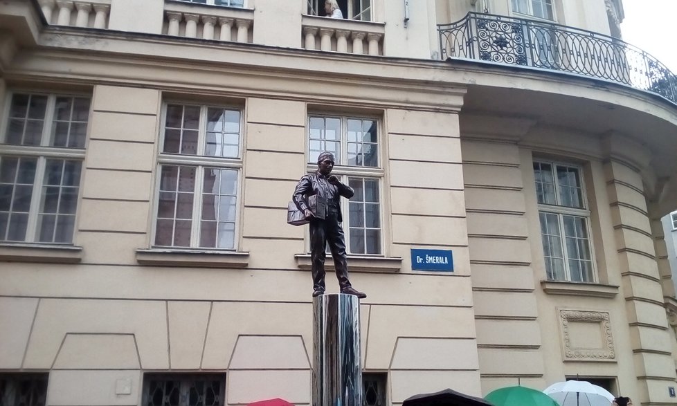 V Ostravě před budovou Českého rozhlasu se nově tyčí socha Karla Kryla.