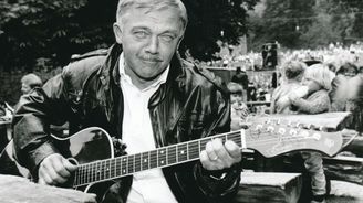 Karel Kryl: Písničkář přezdívaný „básník s kytarou“, který se stal symbolem boje proti komunistické moci