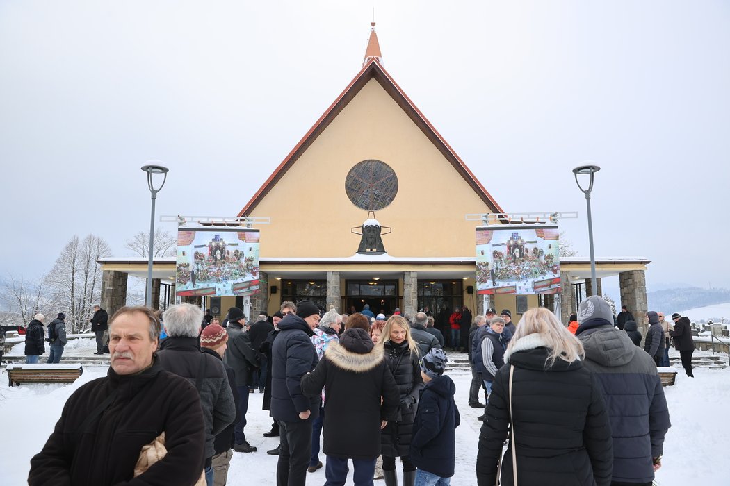 Lidé se přišli naposledy rozloučit s Karlem Lopraisem.