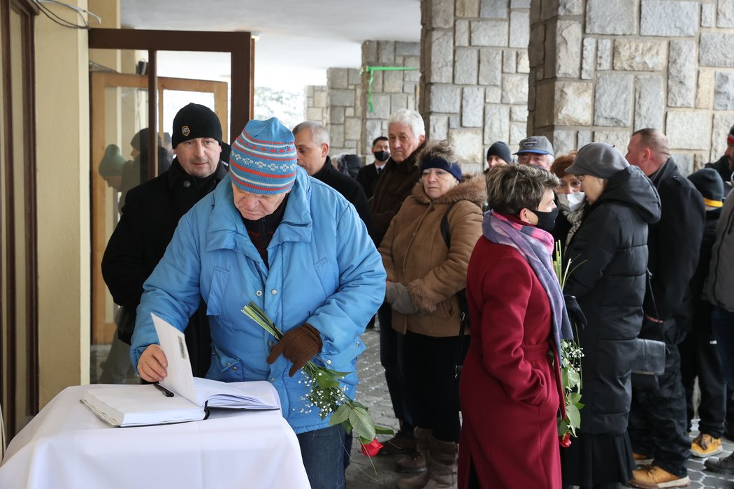 Lidé se přišli naposledy rozloučit s Karlem Lopraisem.