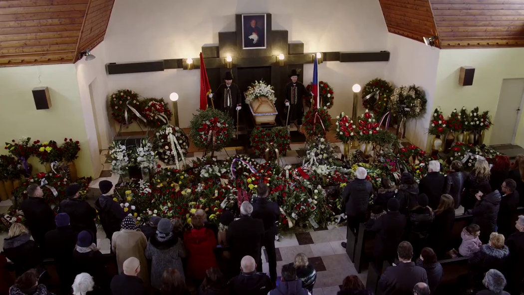 Katafalk byl obklopen obrovským množstvím květin a věnců.