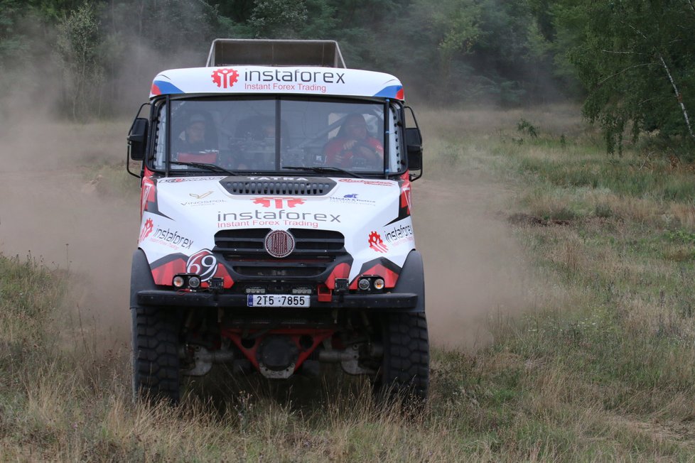 Team Karla Lopraise testuje na hodonínském Pánově novou Tatru, se kterou pojede Aleš Loprais na letošním Dakaru.