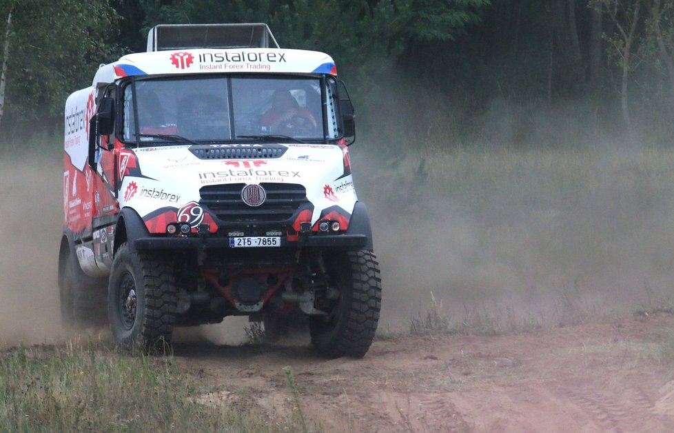Team Karla Lopraise testuje na hodonínském Pánově novou Tatru, se kterou pojede Aleš Loprais na letošním Dakaru.