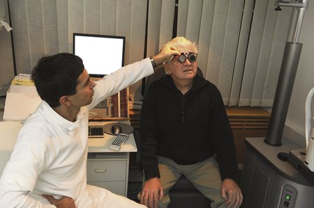Primář Pavel Stodůlka kontroluje pooperační stav svého pacienta