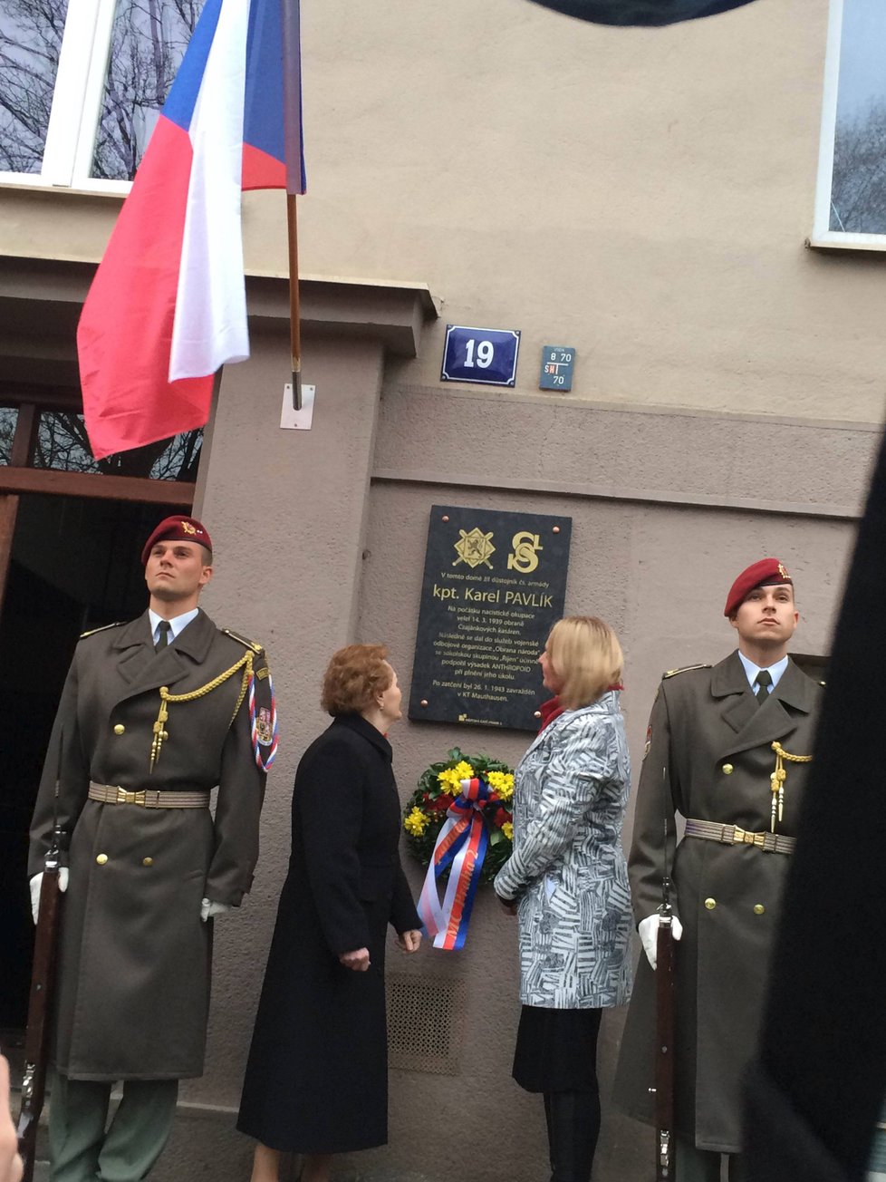 Pamětní desku odhalila starostka Prahy 2 Jana Černochová spolu s neteří Karla Pavlíka.