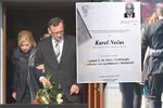 Petr Nečas se svou rodinou a manželkou Janou Nečasovou-Nagyovou pohřbil svého tátu Karla.