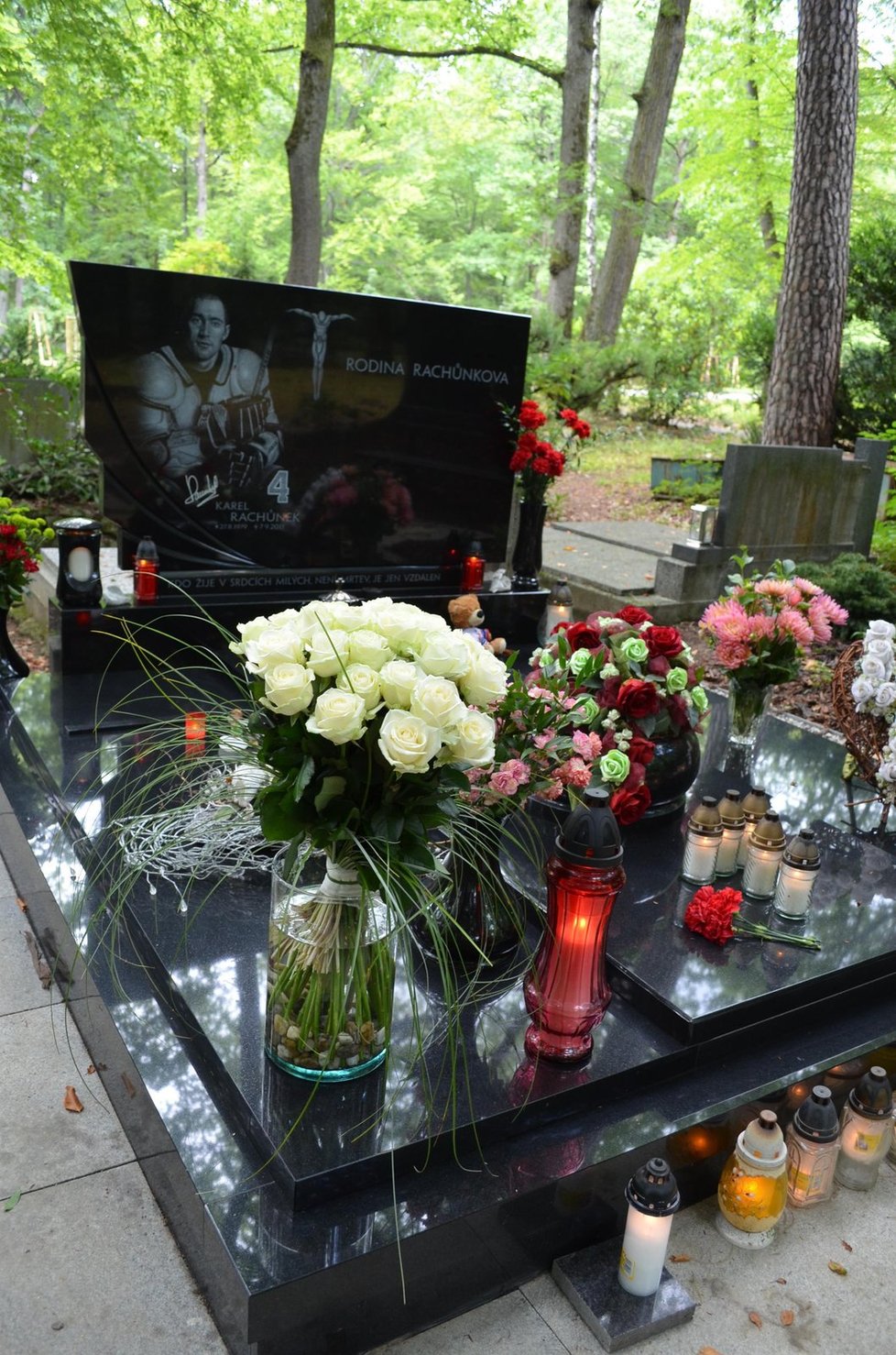 Prostor okolo Karlova hrobu je upraven. Přibyla i lavička, na které mohou nejbližší, přátelé i fanoušci vzpomínat a promlouvat s ním