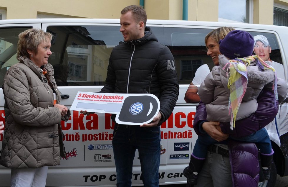 Fotbalista Michal Kadlec a Katka Rachůnková předali auto postiženým ve Velehradě