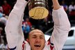Karel Rachůnek zvedá nad hlavu pohár pro hokejové mistry světa.