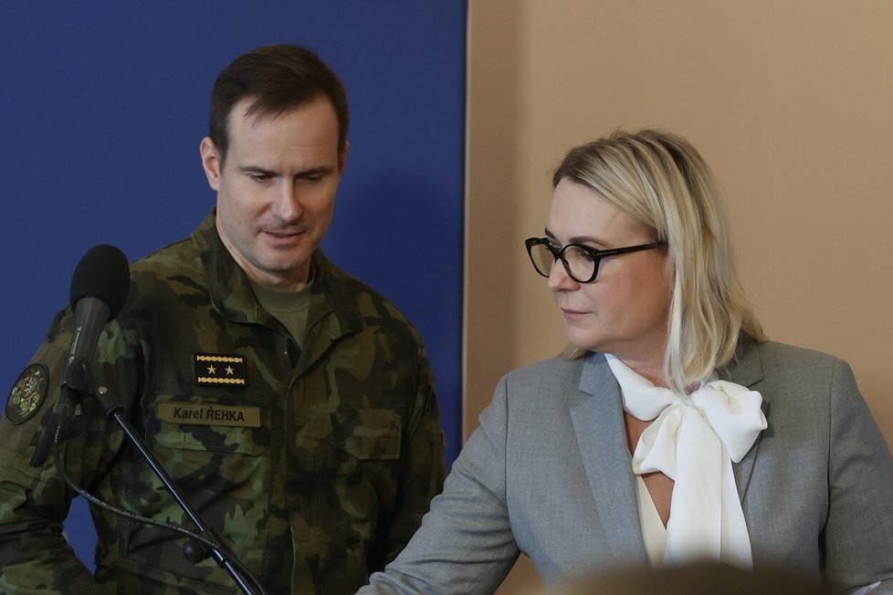 Náčelník Generálního štábu Armády ČR Karel Řehka a ministryně obrany Jana Černochová (ODS)