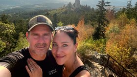 Karel Řehka a jeho manželka Michaela Řehková (dříve Opltová) s výhledem na hrad Kašperk na Šumavě