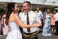 Zamilovaný ženáč Řehka po svatbě a armádní éře: Zabojuje o křeslo v Senátu na Plzeňsku?!
