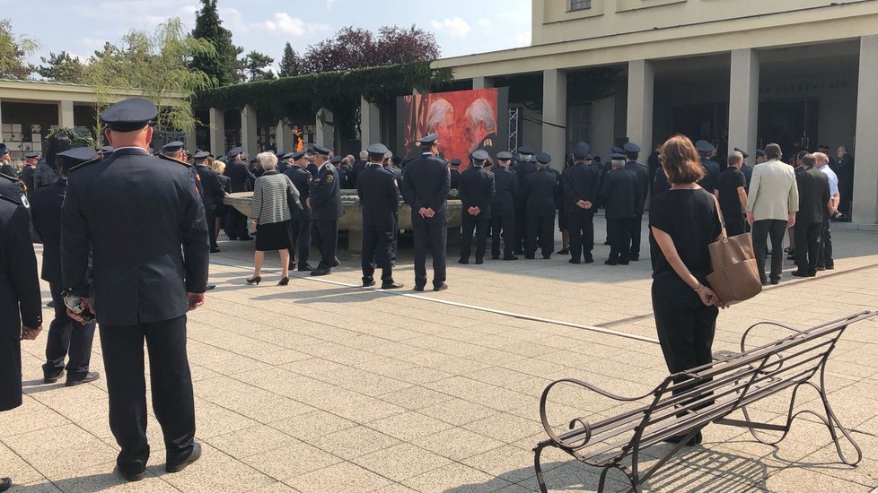 Poslední rozloučení s dlouholetým starostou dobrovolných hasičů Karlem Richterem (†67).